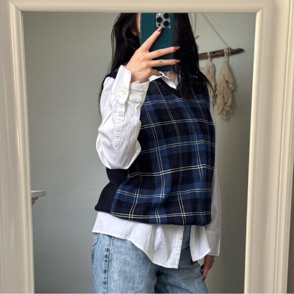 Classic plaid Tommy Hilfiger Golf sweater vest. Ideal for a preppy casual look. - Picture 1 of 5